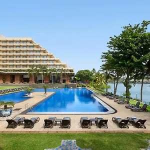 Cinnamon Lakeside מלון